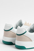 Tenis casuales blancos con cortes en contraste