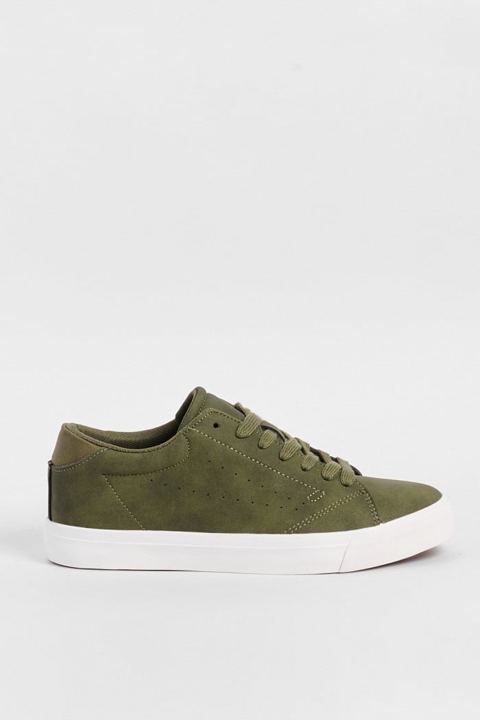 Tenis casuales unicolores con suelas en contraste planas