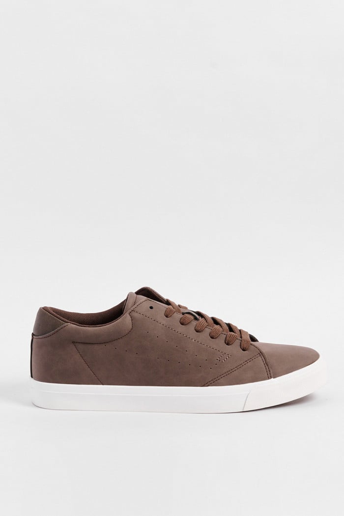 Tenis casuales unicolores con suelas en contraste planas