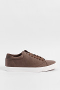 Tenis casuales unicolores con suelas en contraste planas