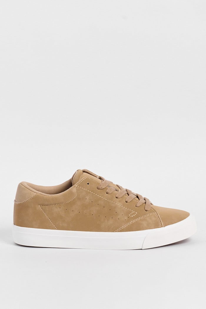 Tenis casuales unicolores con suelas en contraste planas