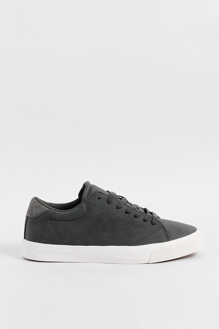 Tenis casuales unicolores con suelas en contraste planas