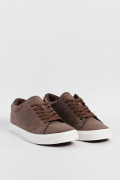 Tenis casuales unicolores con suelas en contraste planas