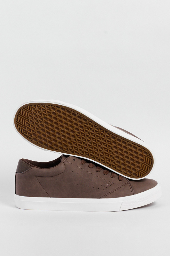 Tenis casuales unicolores con suelas en contraste planas