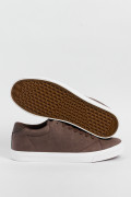 Tenis casuales unicolores con suelas en contraste planas