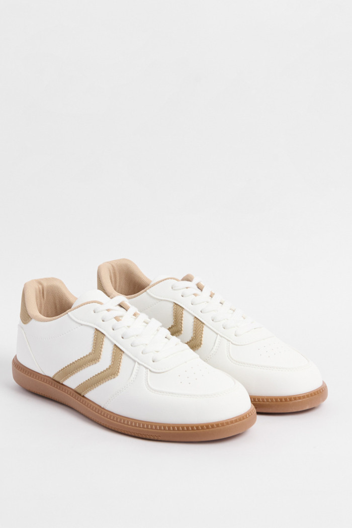 Tenis casuales cremas claros con contrastes kakis