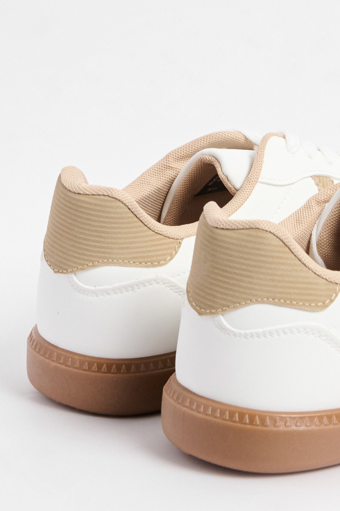 Tenis casuales cremas claros con contrastes kakis