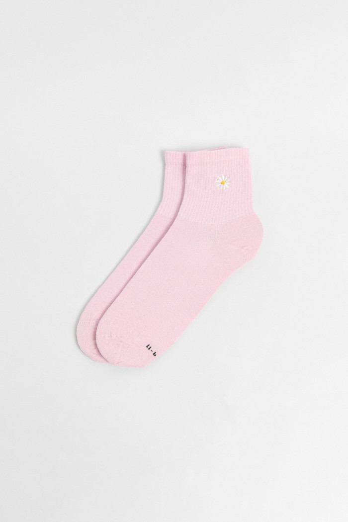 Medias cortas con diseño bordado de flor.