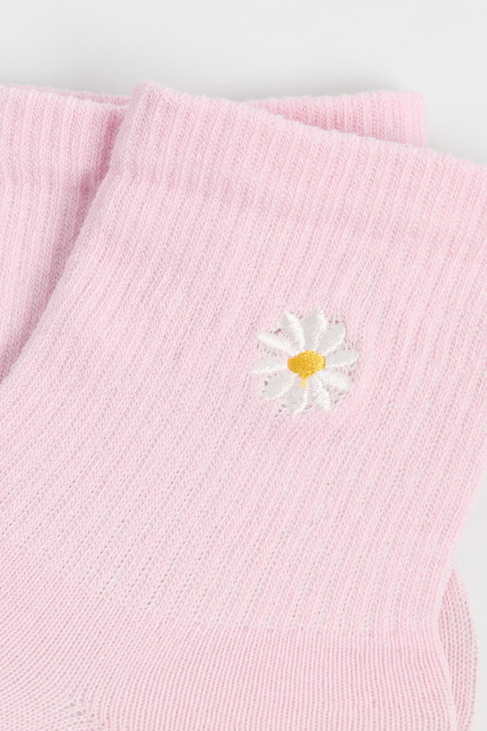 Medias cortas con diseño bordado de flor.