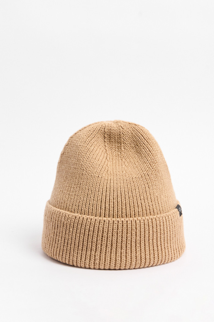 Gorro unicolor tejido con marquilla y doblez en frente