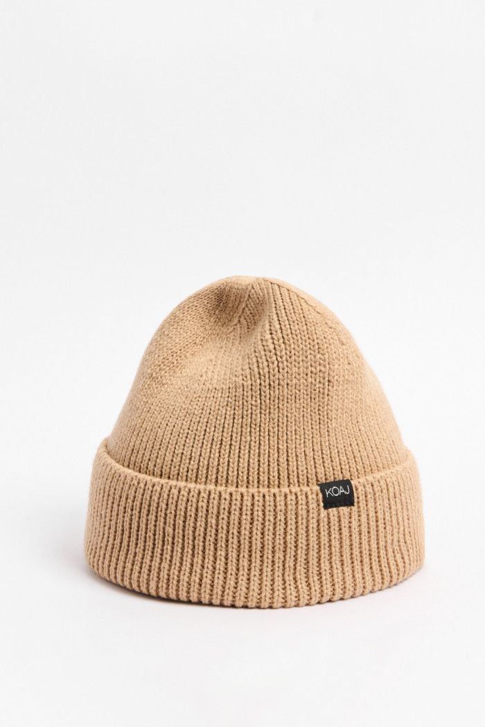 Gorro unicolor tejido con marquilla y doblez en frente
