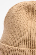 Gorro unicolor tejido con marquilla y doblez en frente