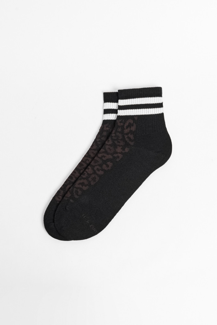 Medias unicolores cortas con rayas y diseños de animal print
