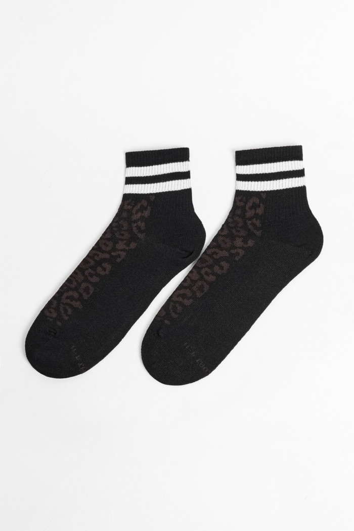 Medias unicolores cortas con rayas y diseños de animal print
