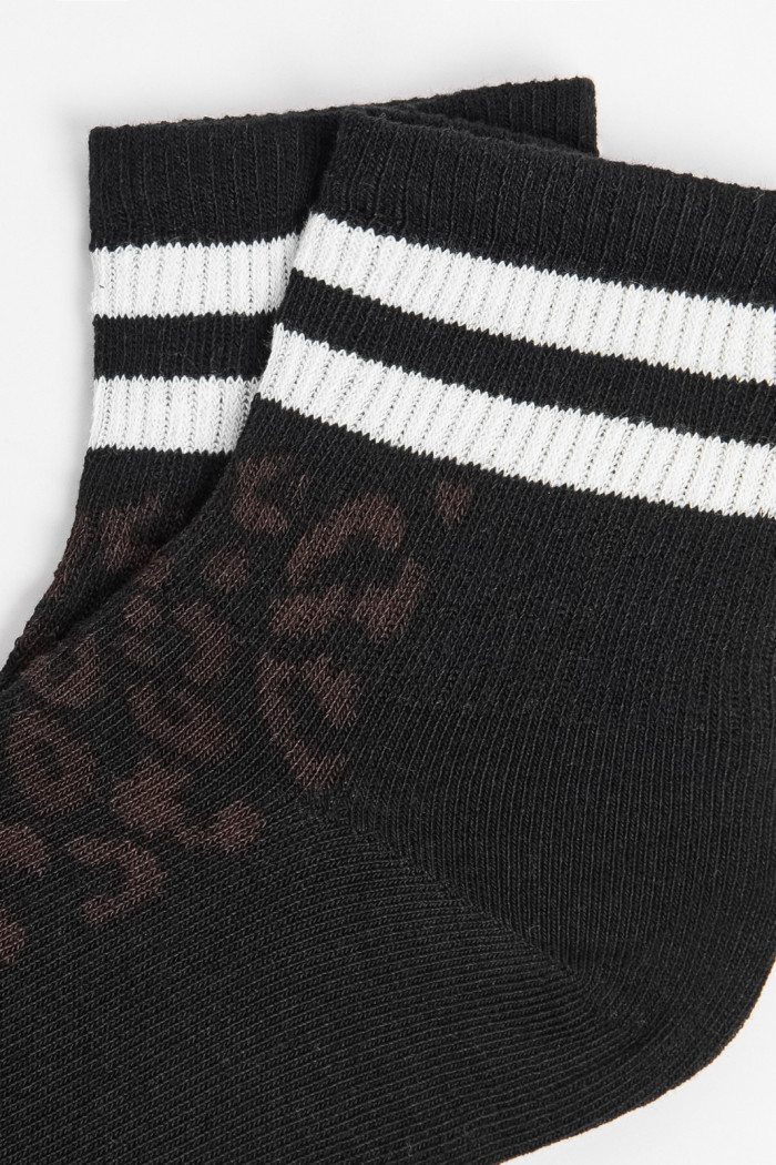 Medias unicolores cortas con rayas y diseños de animal print