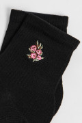 Medias unicolores cortas con bordado de flores localizado