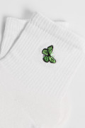 Medias cortas unicolores con bordado de mariposa