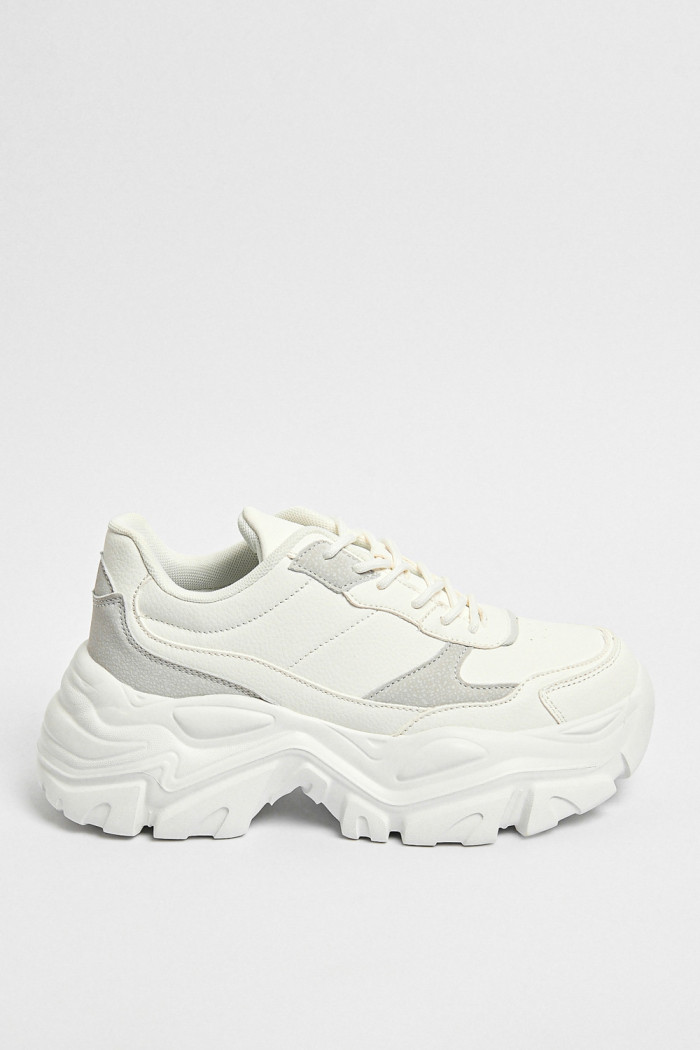 Tenis blancos de plataforma con cortes en contraste