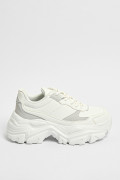 Tenis blancos de plataforma con cortes en contraste