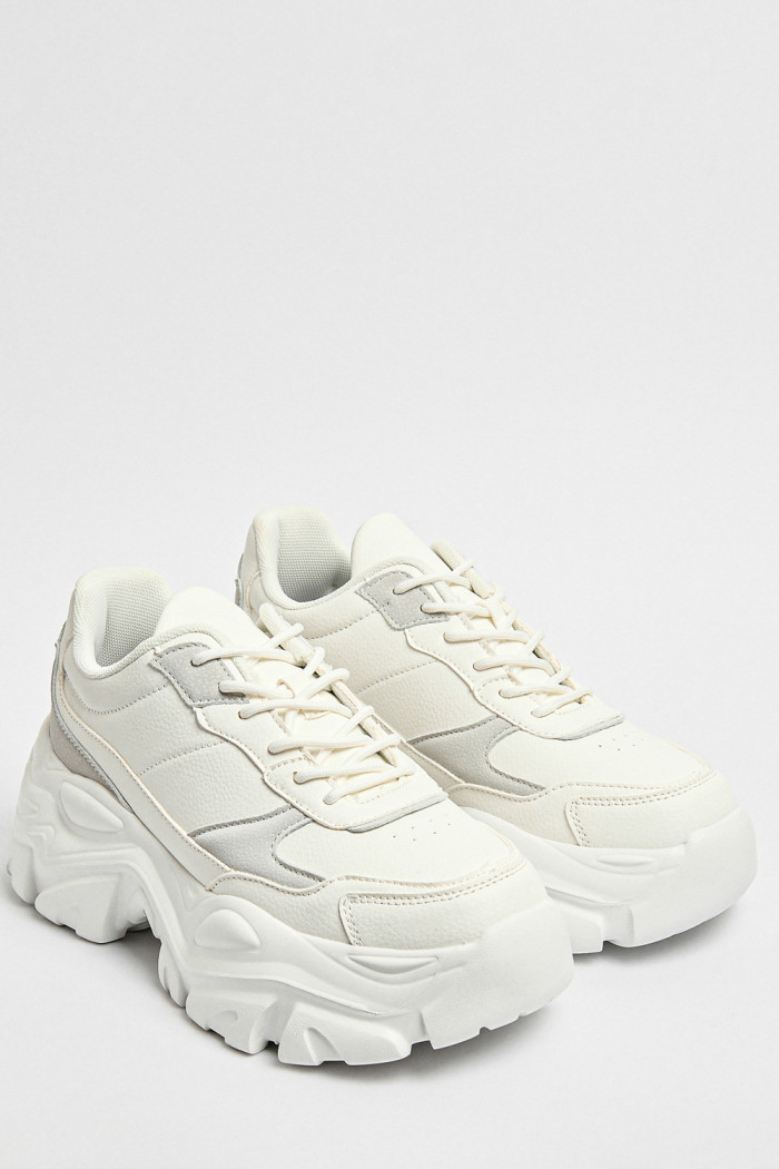 Tenis blancos de plataforma con cortes en contraste