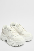 Tenis blancos de plataforma con cortes en contraste