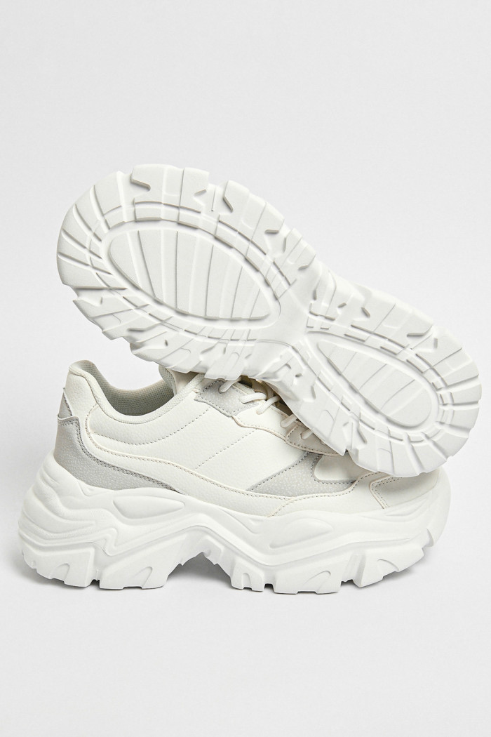 Tenis blancos de plataforma con cortes en contraste