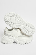 Tenis blancos de plataforma con cortes en contraste