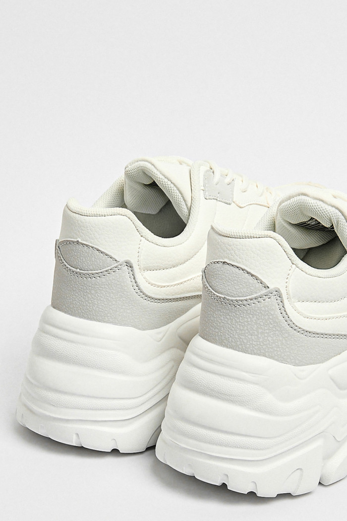 Tenis blancos de plataforma con cortes en contraste
