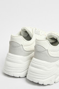 Tenis blancos de plataforma con cortes en contraste