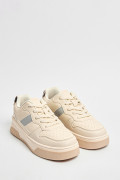 Tenis casuales cremas claros con diseño animal print