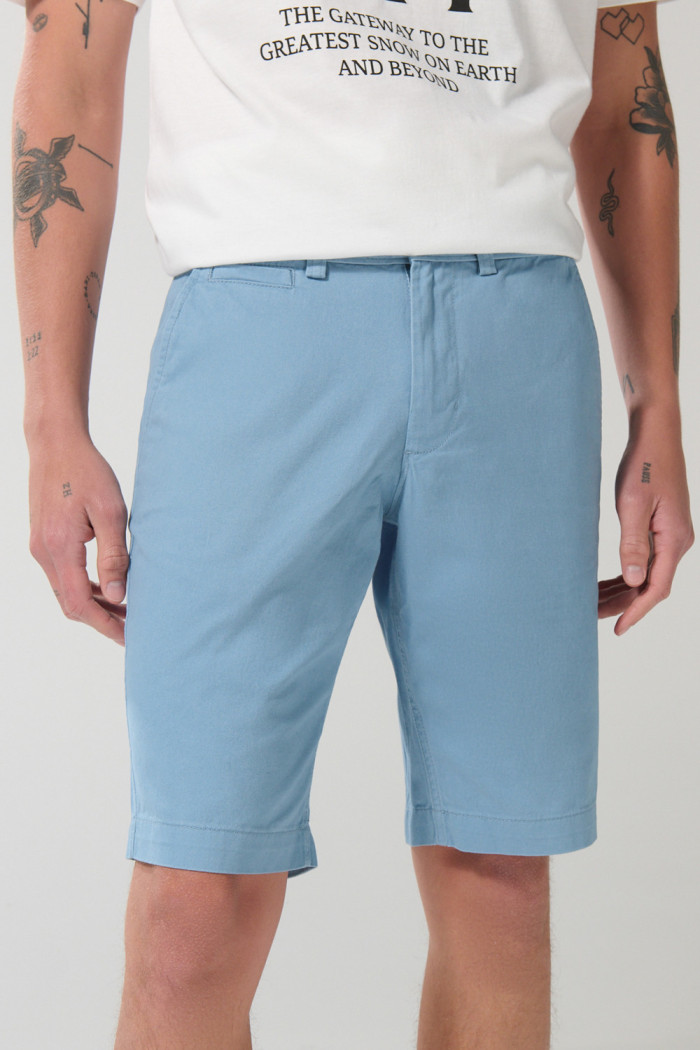 Bermuda ajustada en dril unicolor con tiro bajo y bolsillos