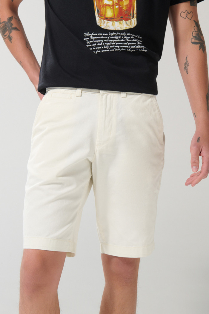 Bermuda ajustada en dril unicolor con tiro bajo y bolsillos