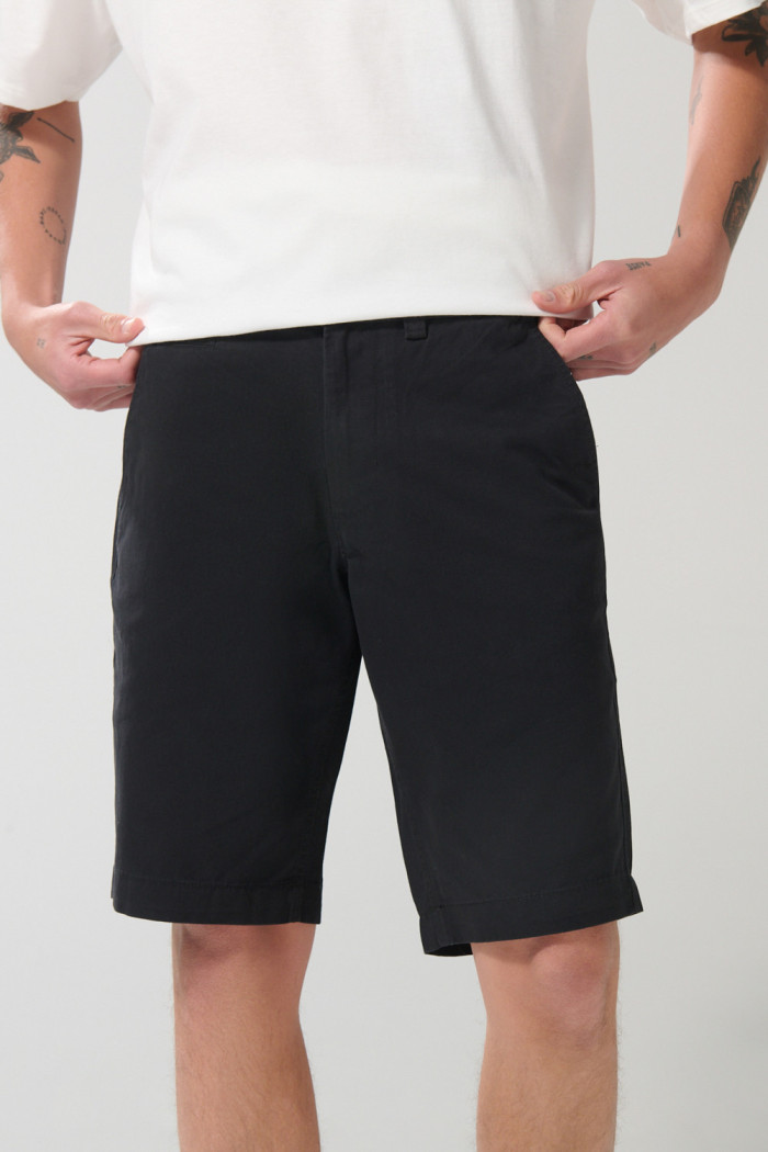 Bermuda ajustada en dril unicolor con tiro bajo y bolsillos