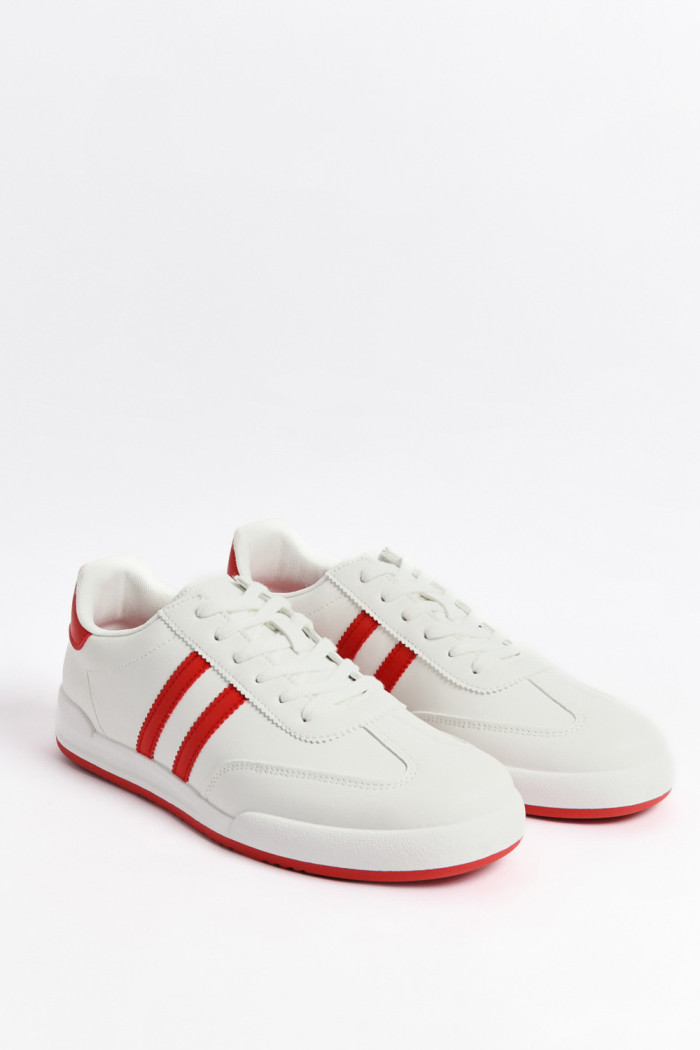 Tenis casuales unicolores con contrastes y cordones
