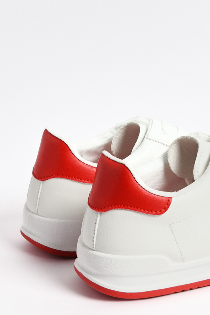 Tenis casuales unicolores con contrastes y cordones