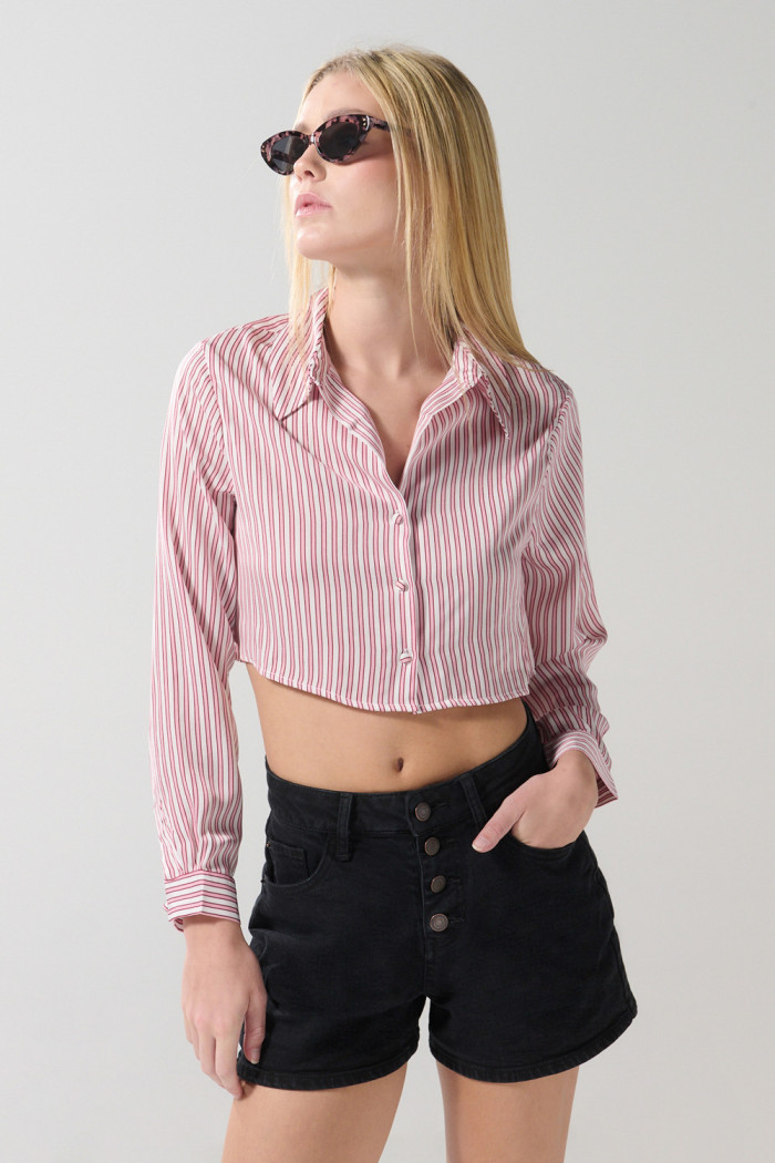Blusa crop manga larga unicolor en satín a rayas