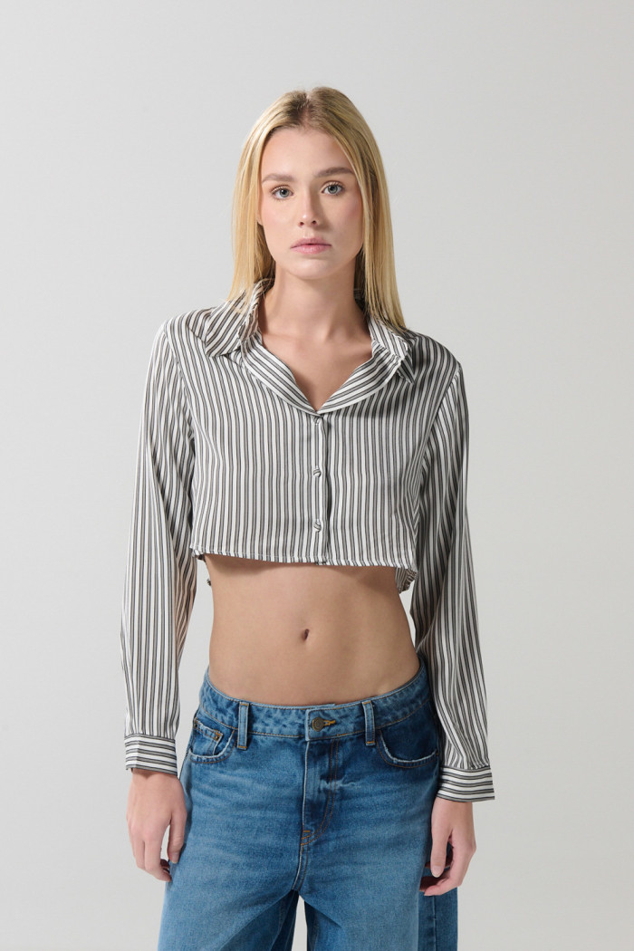Blusa crop manga larga unicolor en satín a rayas