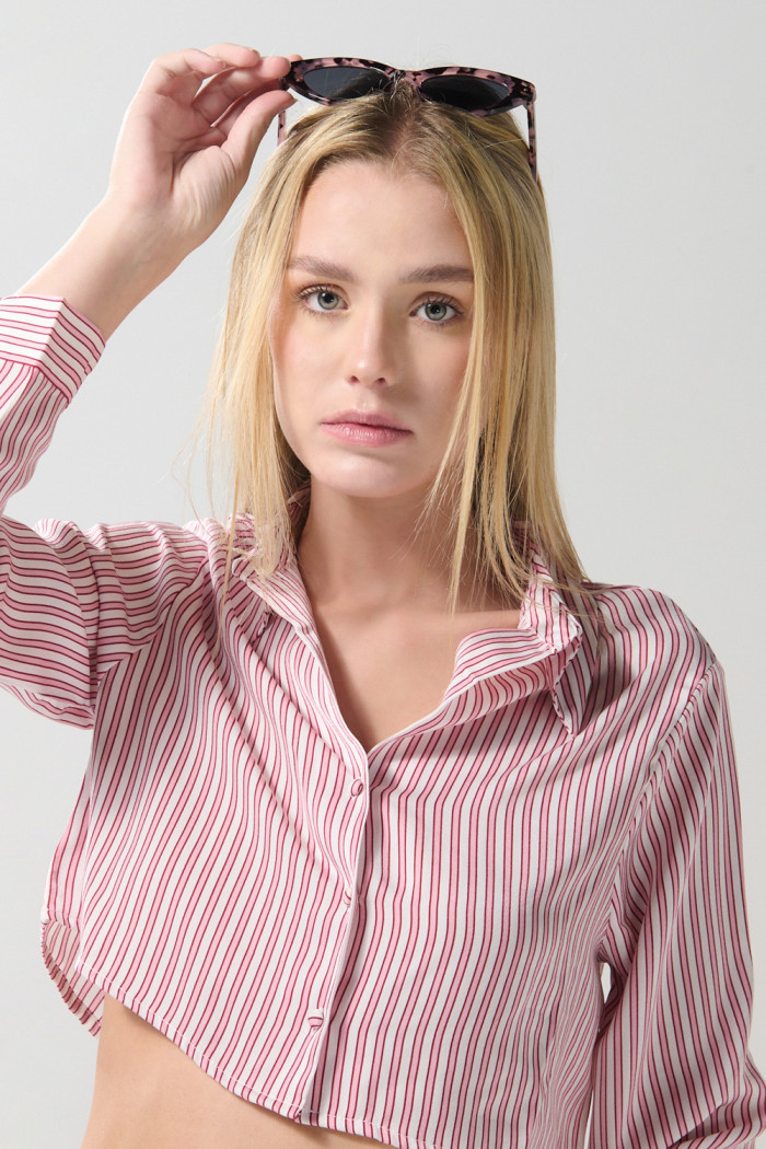 Blusa crop manga larga unicolor en satín a rayas