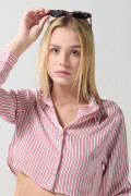 Blusa crop manga larga unicolor en satín a rayas