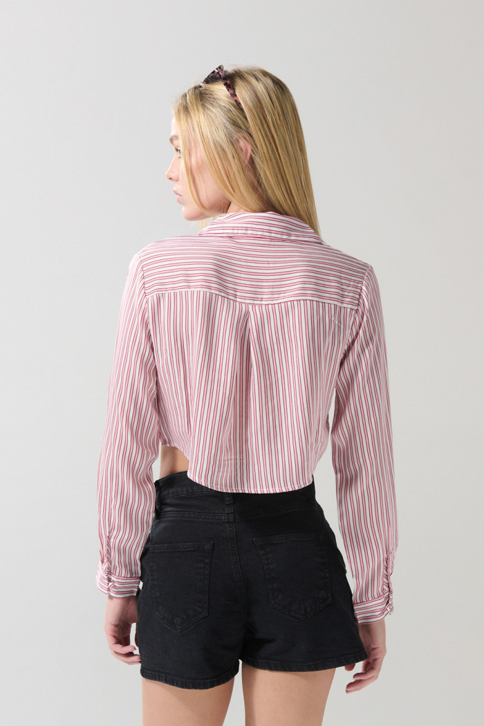 Blusa crop manga larga unicolor en satín a rayas