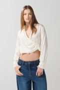 Blusa unicolor con escote cruzado y manga larga