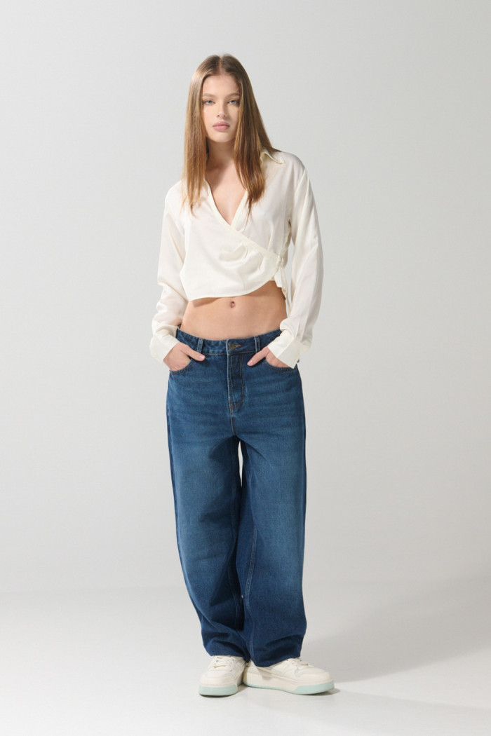 Blusa unicolor con escote cruzado y manga larga