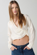Blusa unicolor con escote cruzado y manga larga