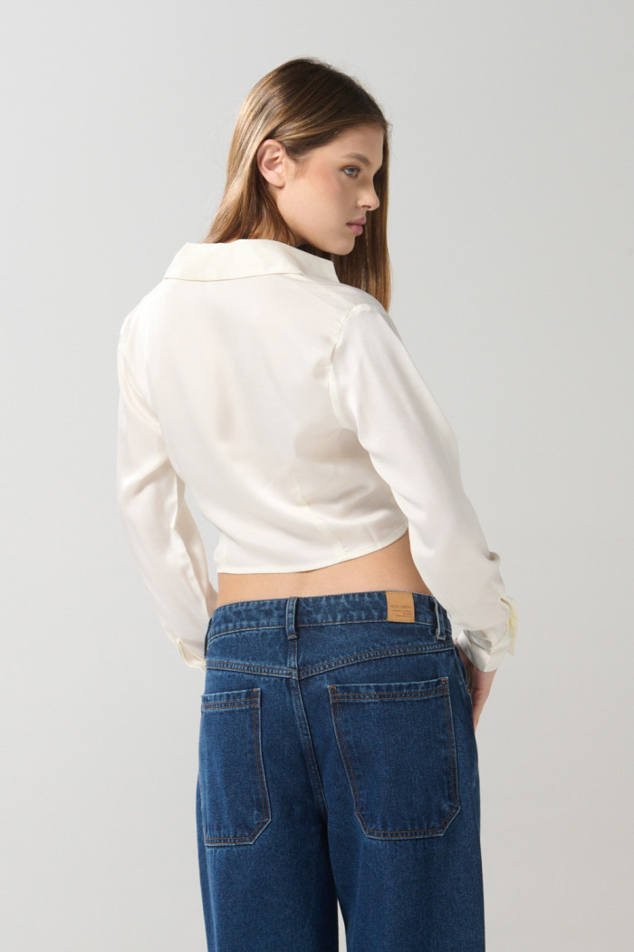 Blusa unicolor con escote cruzado y manga larga