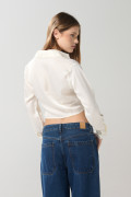 Blusa unicolor con escote cruzado y manga larga