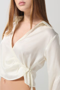 Blusa unicolor con escote cruzado y manga larga