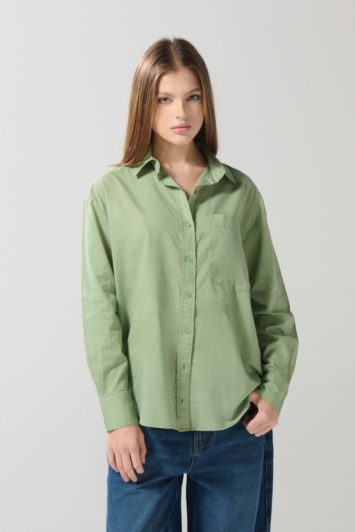 Blusa oversize manga larga unicolor con cuello camisero