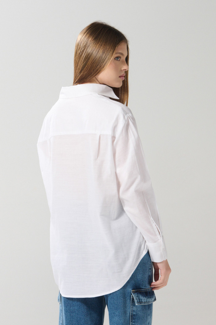 Blusa oversize manga larga unicolor con cuello camisero