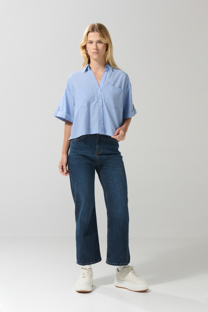 Blusa unicolor con botones, doble bolsillo y manga corta