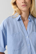 Blusa unicolor con botones, doble bolsillo y manga corta